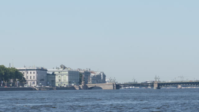 St.-Petersburg-und-Troitsky-Brücke-über-die-Newa-Ufer-im-Sommer,-Russland