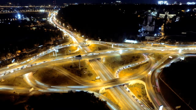 Hyperlapse-timelapse-de-tráfico-de-la-ciudad-de-noche.-Kiev,-Ucrania.-vista-aérea-vertical.
