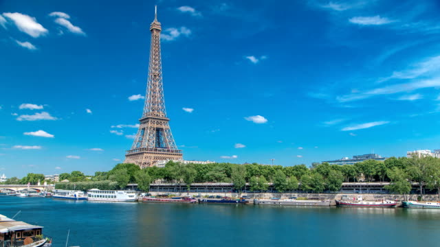 El-timelapse-de-la-torre-de-Eiffel-de-terraplén-en-el-río-Sena-en-París