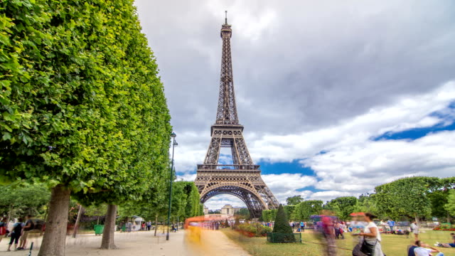 Champ-de-Mars-and-the-Eiffel-Tower-timelapse-hyperlapse-in-a-sunny-summer-day.-Paris,-France