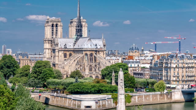 Panorama-de-París-con-la-isla-de-la-Cité-y-la-Catedral-de-Notre-Dame-de-París-timelapse-desde-el-mirador-de-Instituto-del-mundo-árabe.-Francia