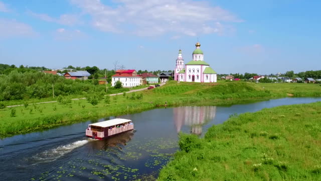 Vista-aérea-de-Suzdal,-Rusia.-Río-Kamenka-y-Elias-Church