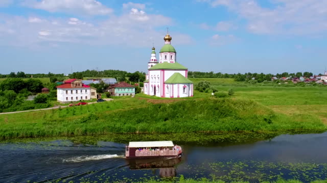 viaje-en-barco-por-el-río-Kamenka-en-Suzdal,-Rusia