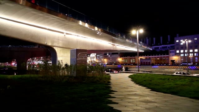Schwimmende-Brücke-von-Zarjadje-Park-(nachts)-am-Moskvoretskaya-Ufer-des-Moskwa-Flusses-in-Moskau,-Russland.-Der-Park-wurde-am-9.-September-2017-eröffnet.