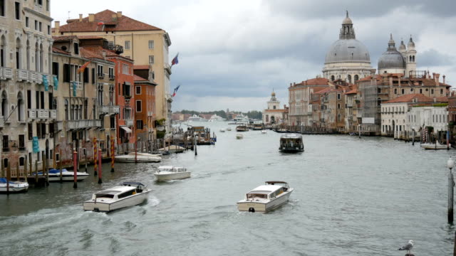 Der-Blick-auf-den-berühmten-Canal-Grande-in-Venedig-und-im-Hintergrund-Kathedrale-Santa-Maria-della-Salute