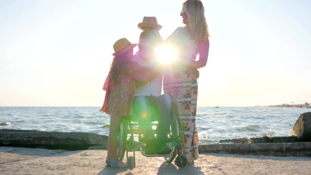 ungültig-in-Rollstuhl-mit-Töchterchen-reiben,-Bauch-schwangere-Mütter-und-Behinderte-Mann-glückliche-Familie