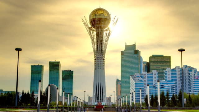 Bayterek-Turm-in-Astana-Hauptstadt-von-Kasachstan-auf-schönen-Sonnenuntergang-timelapse