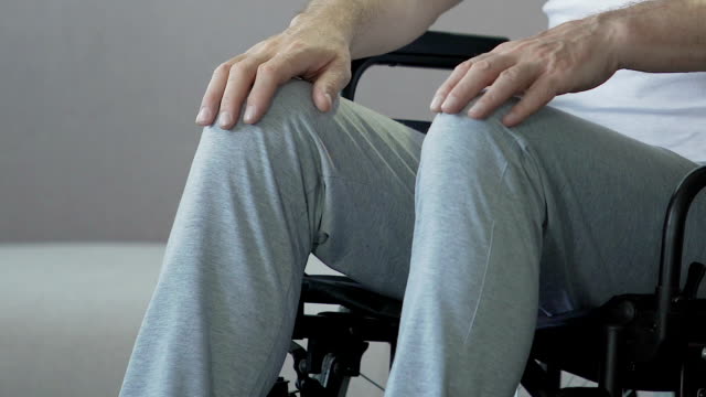 Pies-de-sentarse-hombre-paralítico-en-silla-de-ruedas-socialmente-vulnerable-con-discapacidad-persona