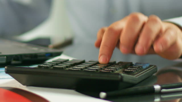 Beschäftigt-Manager-Berechnung-Budget-und-arbeiten-am-Laptop,-Wirtschaft-und-Geld