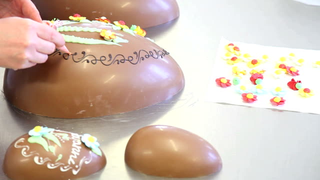 Ostern-Schokoladeneier-Hände-Konditor-dekorieren