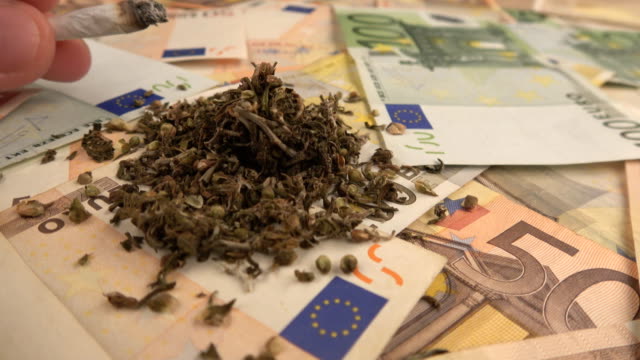 Billetes-de-euro-con-marihuana