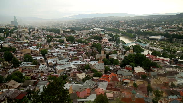 Vista-aérea-de-calles-estrechas-y-casas-estrechamente-situados-en-la-acogedora-ciudad-de-Tbilisi