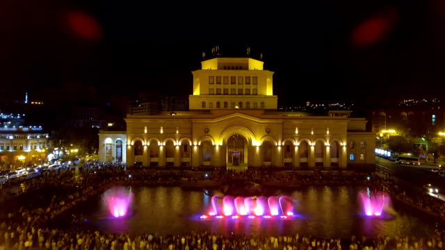 Turistas-admirando-la-hermosa-luz-rendimiento-de-fuentes-musicales-en-Ereván