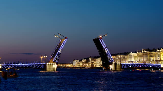 San-Petersburgo,-Rusia---18-de-junio-de-2017:-Abrió-Palacio-puente-sobre-el-río-Neva-y-edificios-iluminados-en-la-noche