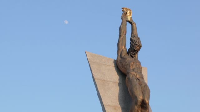 Denkmal-des-Prometheus-Mond-und-Vögel