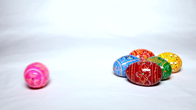 Surtido-de-huevos-de-Pascua-coloridos