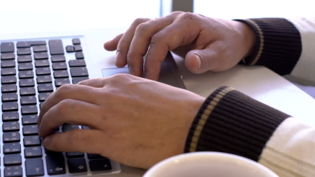 Männliche-Finger-drücken,-das-Touchpad-und-die-Laptop-Tastatur
