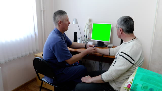 médico-examina-al-paciente-usando-una-computadora