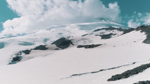 Luftaufnahme-der-erstaunlichen-Natur,-die-schneebedeckte-Gipfeln-felsige-Landschaft