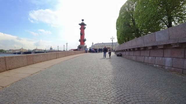 Hyperlapse-vom-Spieß-der-Wassiljewski-Insel-durch-die-Schlossbrücke.-Sankt-Petersburg,-Russland.-Timelapse-in-Bewegung.