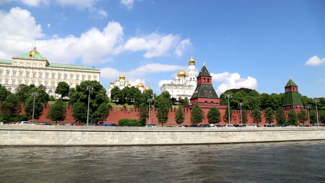 Moskva-River-and-the-Kremlin-(day),-Moscow,-Russia--the-most-popular-view-of-Moscow.-Shooting-from-a-tourist-pleasure-boat