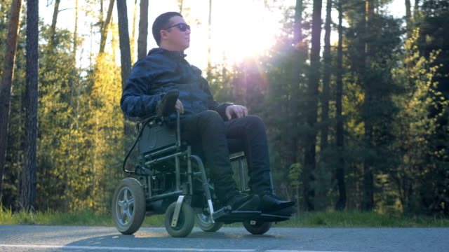 Discapacitados-hombre-está-sentado-en-su-sillón-de-ruedas-accionado-cerca-del-bosque-de