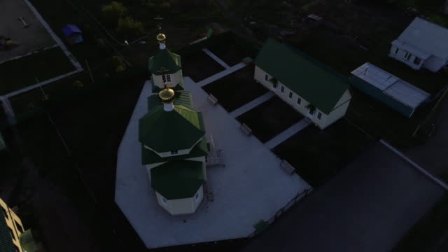 hermosa-vista-aérea-de-pequeña-iglesia