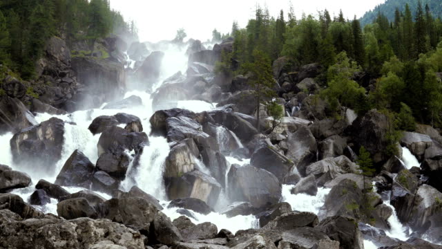 Kaskade-Berg-Wasserfall.