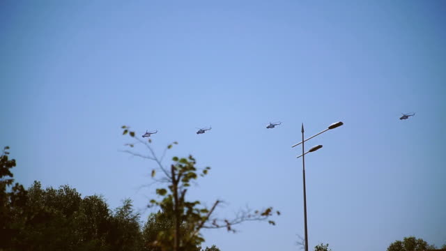 Militärhubschrauber.-Militärische-Hubschrauber-fliegen-über-die-Stadt