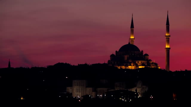 Sultan-Ahmed-Mosque-in-Istanbul-Türkei-beleuchtet-bei-Nacht,-rote-Himmel-Zeitraffer