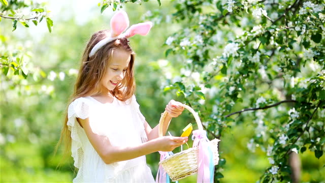 Adorable-niña-en-jardín-floreciente-de-apple-día-de-hermosa-primavera