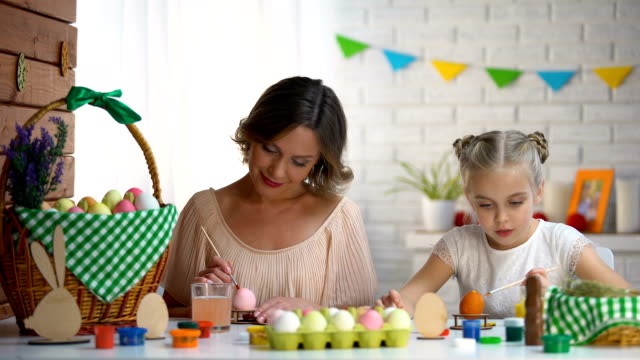 Pintar-huevos-de-Pascua-con-tinte-colorido-preparación-para-fiesta-de-madre-e-hija