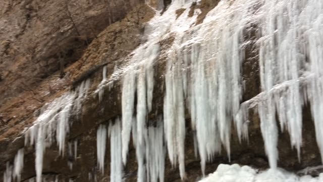Gefrorener-Wasserfall-mit-großen-schönen-Eiszapfen-von-den-Felsen-hängen.