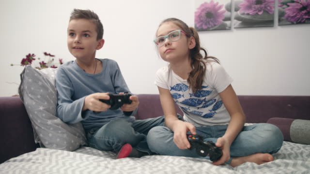 Freunde-spielen-Videospiel-Kampf-zu-Hause.-Jungen-und-Mädchen-spielen-von-Videospielen