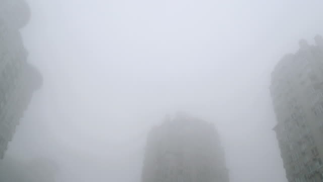 Escena-Foggy-del-сityscape.-Niebla-en-la-calle-de-la-ciudad.