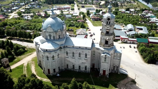 Blick-auf-die-orthodoxe-Kirche-von-weißem-Stein-der-Dreifaltigkeit