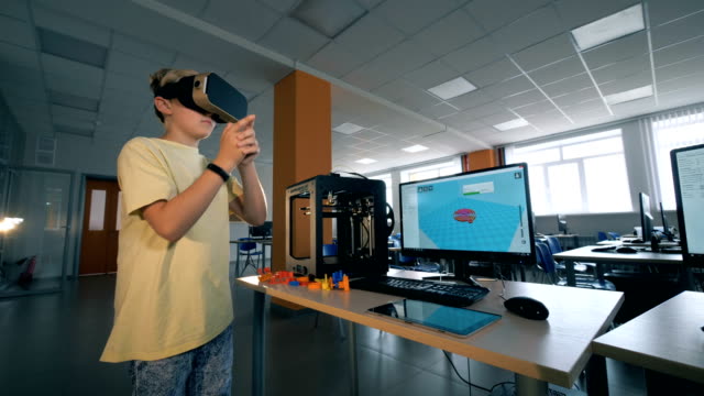 Niño-escolar-emocionado-examinando-la-tecnología-3D-con-gafas-de-realidad-virtual-en-laboratorio-de-impresión-tridimensional.-4k.