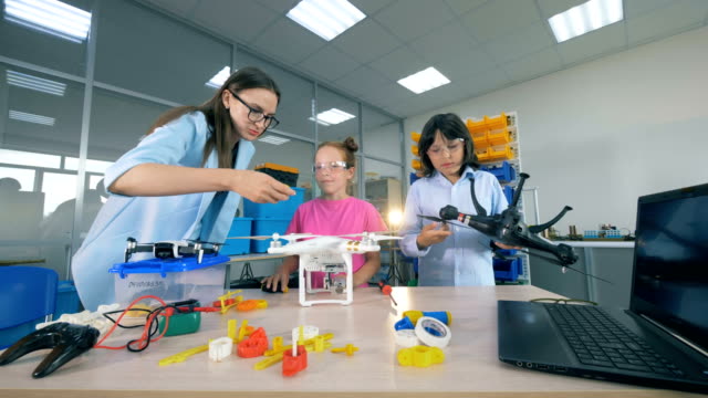 Junge-Schulkinder-im-Schulforschungslabor-studieren-Lufttechnologien-Drohnen,-Kopter,-Flugzeuge.