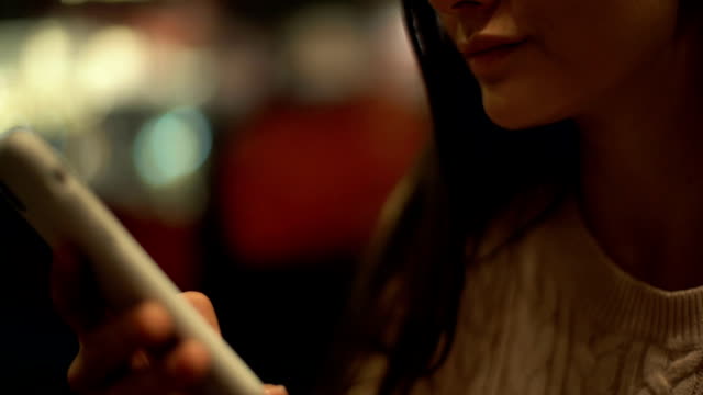Mujer-teléfono-inteligente-de-desplazamiento,-chatear-con-amigos-en-Messenger,-tecnologías