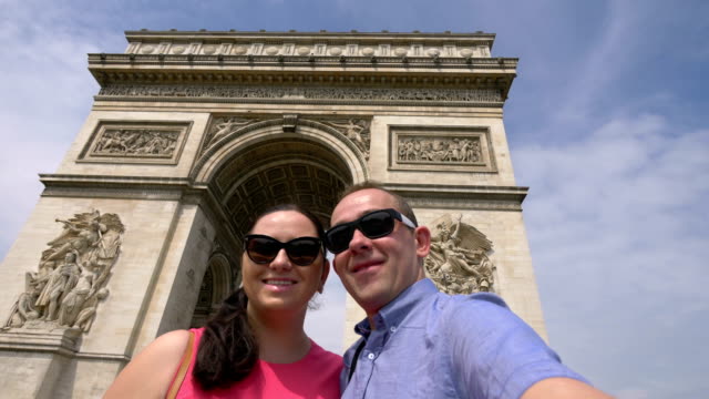 Paar-macht-Selfie-mit-Blick-auf-Arc-de-Triomphe-in-Paris-in-4k-Zeitlupe-60fps