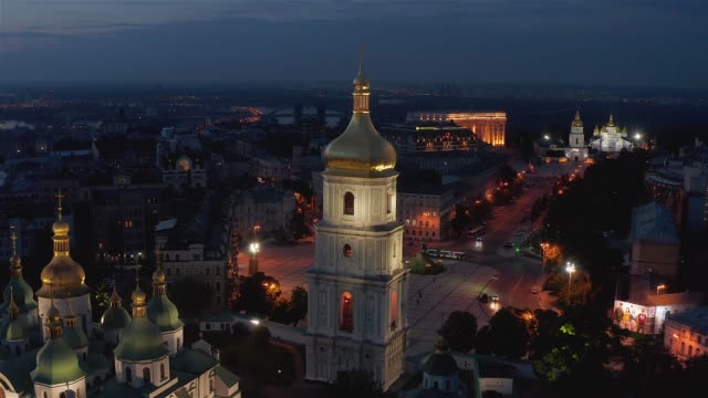 Flug-in-der-Nacht-über-die-Kathedrale-von-Sofia-in-Kiew