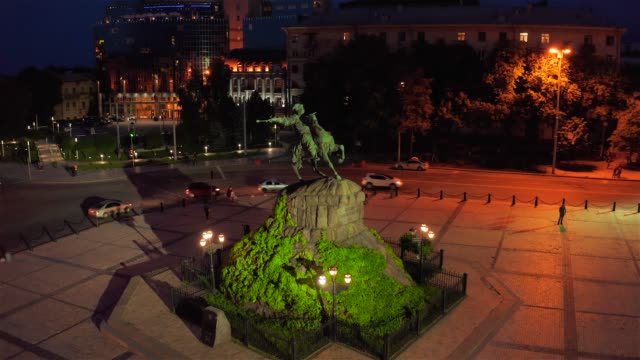 Vuelo-nocturno-alrededor-del-monumento-a-Bogdan-Khmelnitsky-en-Kiev