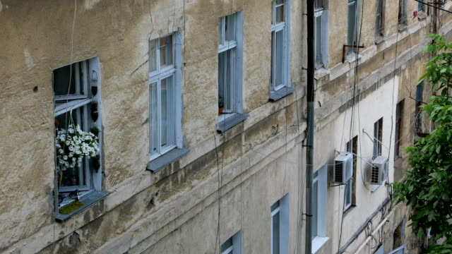 Ventanas-en-una-fila-en-la-pared-de-una-antigua-casa-Shabby-en-la-ciudad-de-Odessa-en-Ucrania.