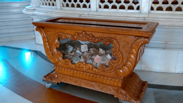 Caja-de-madera-con-tallado-rizado-en-estilo-tradicional-indio-para-recolectar-donaciones