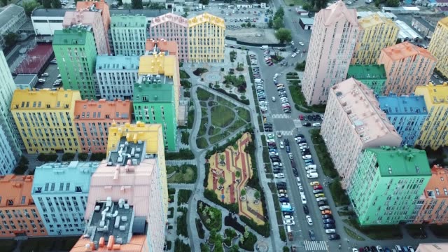 distrito-de-casas-coloridas-en-Kiev,-vista-aérea,-Comfort-Town