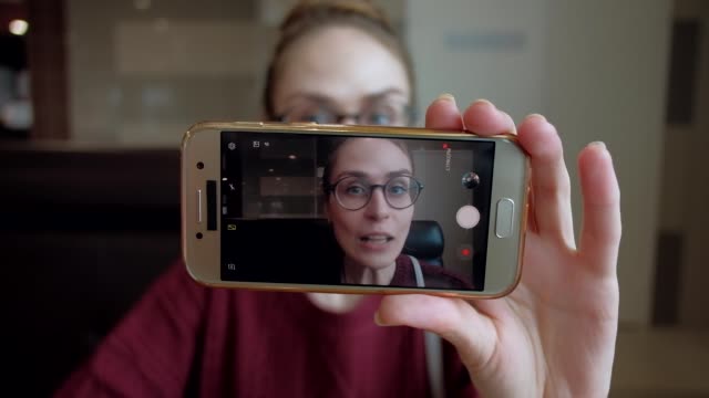 Junge-Blogger-Aufnahme-Video-auf-Smartphone