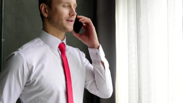 smart-caucasian-Geschäftsmann-konzentrieren-Fokus-diskutieren-Hand-halten-Smartphone-Büro-Hintergrund