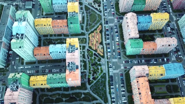 Blick-von-oben-auf-ein-buntes-Viertel,-bunte-Häuser-und-Straßen-mit-Autos-gefüllt