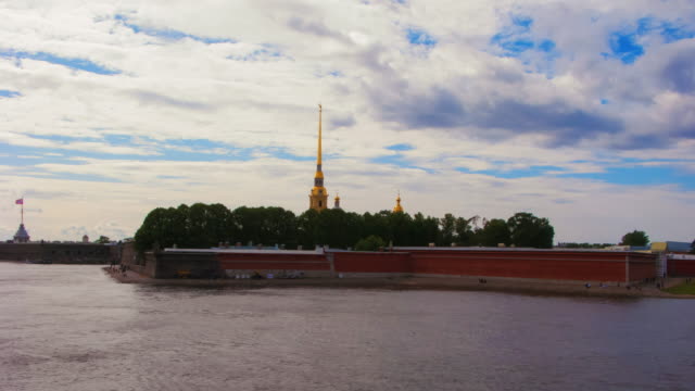 Peter-and-Paul-fortress-panoramic-view.-Saint-Petersburg,-Russia.-Ships-on-Neva-river.