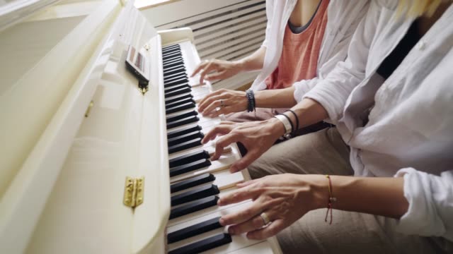 Freundinnen-spielen-auf-dem-Klavier